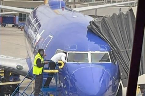 Southwest pilot gets locked out of plane, needs to climb through cockpit window